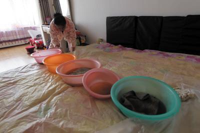 望奎楼上漏水，住户失联，小区没物管，业主维权难！律师来支招……